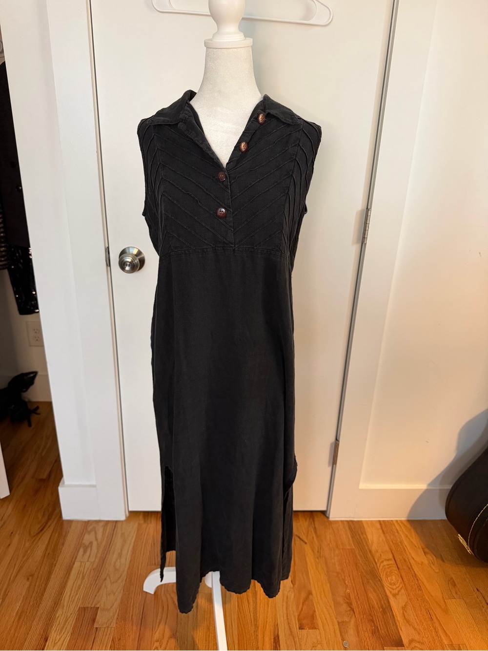 Sweet Jessie Linen Sleeveless Black Maxi Dress with Buttoned V-Neck and Collar